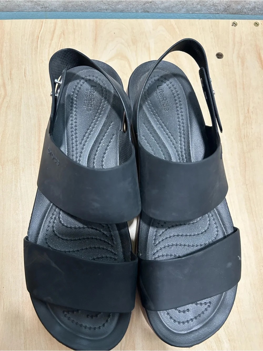 Crocs Brooklyn Low Wedge Sandals women’s size 11
